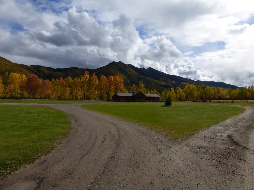 Folding Mountain B & B Форт-Нельсон Экстерьер фото
