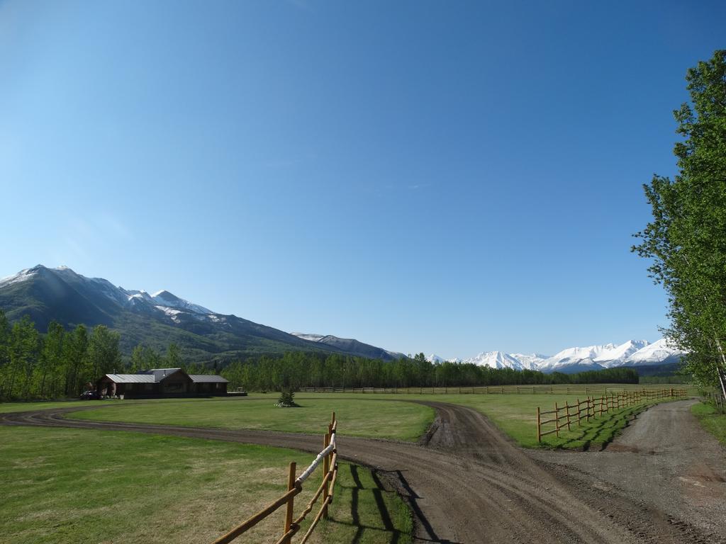 Folding Mountain B & B Форт-Нельсон Экстерьер фото