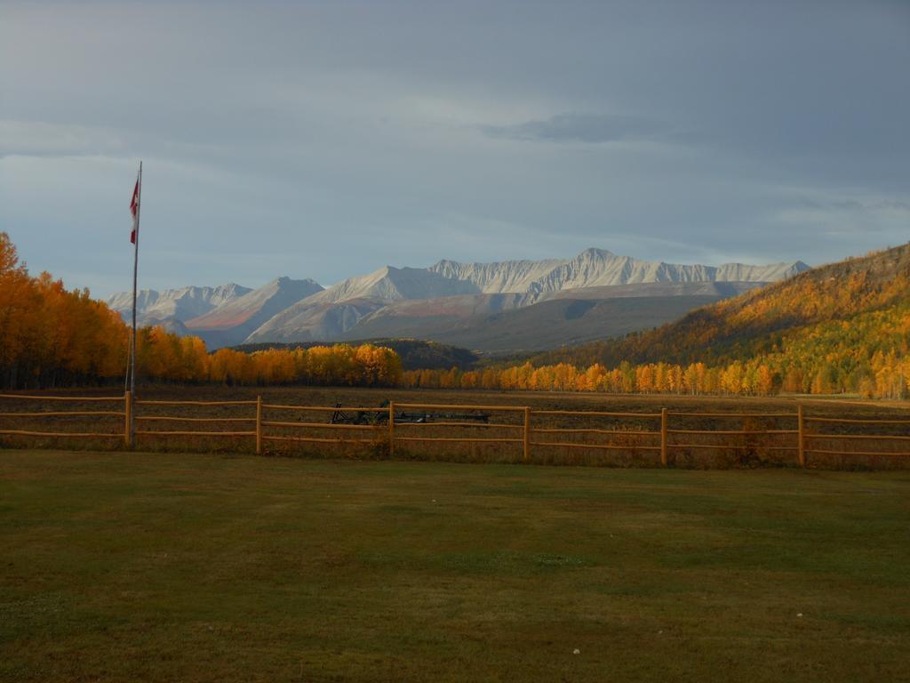 Folding Mountain B & B Форт-Нельсон Экстерьер фото