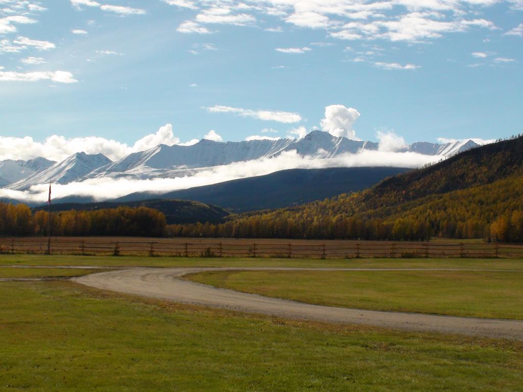 Folding Mountain B & B Форт-Нельсон Экстерьер фото