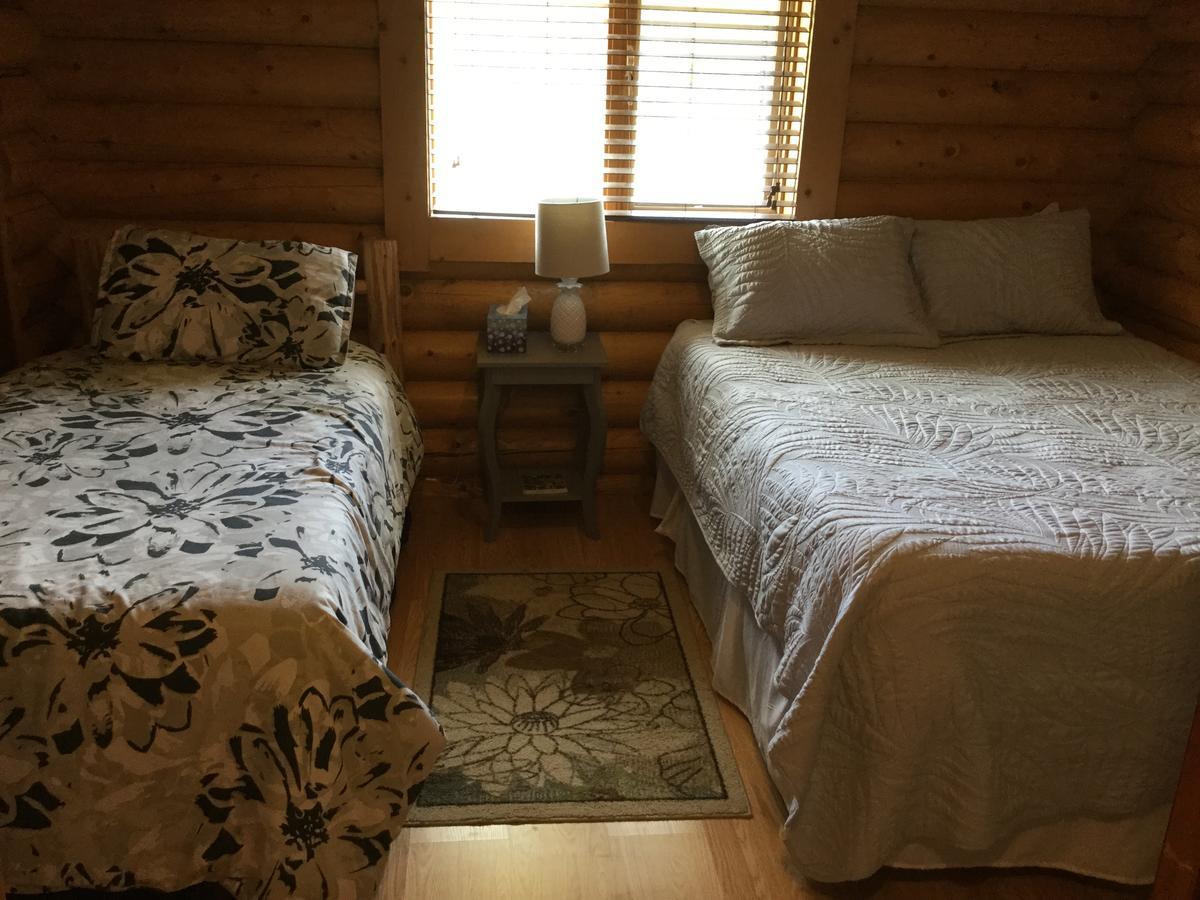 Folding Mountain B & B Форт-Нельсон Экстерьер фото
