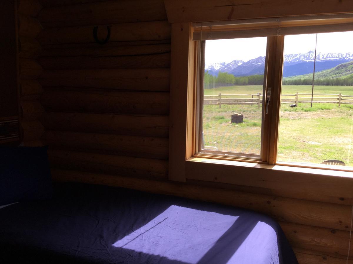 Folding Mountain B & B Форт-Нельсон Экстерьер фото