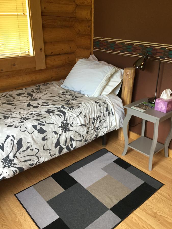 Folding Mountain B & B Форт-Нельсон Экстерьер фото