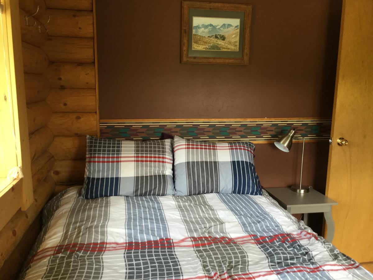 Folding Mountain B & B Форт-Нельсон Экстерьер фото