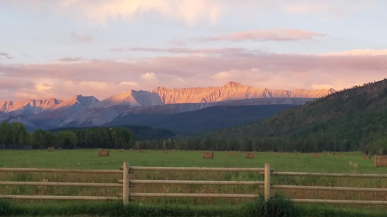 Folding Mountain B & B Форт-Нельсон Экстерьер фото
