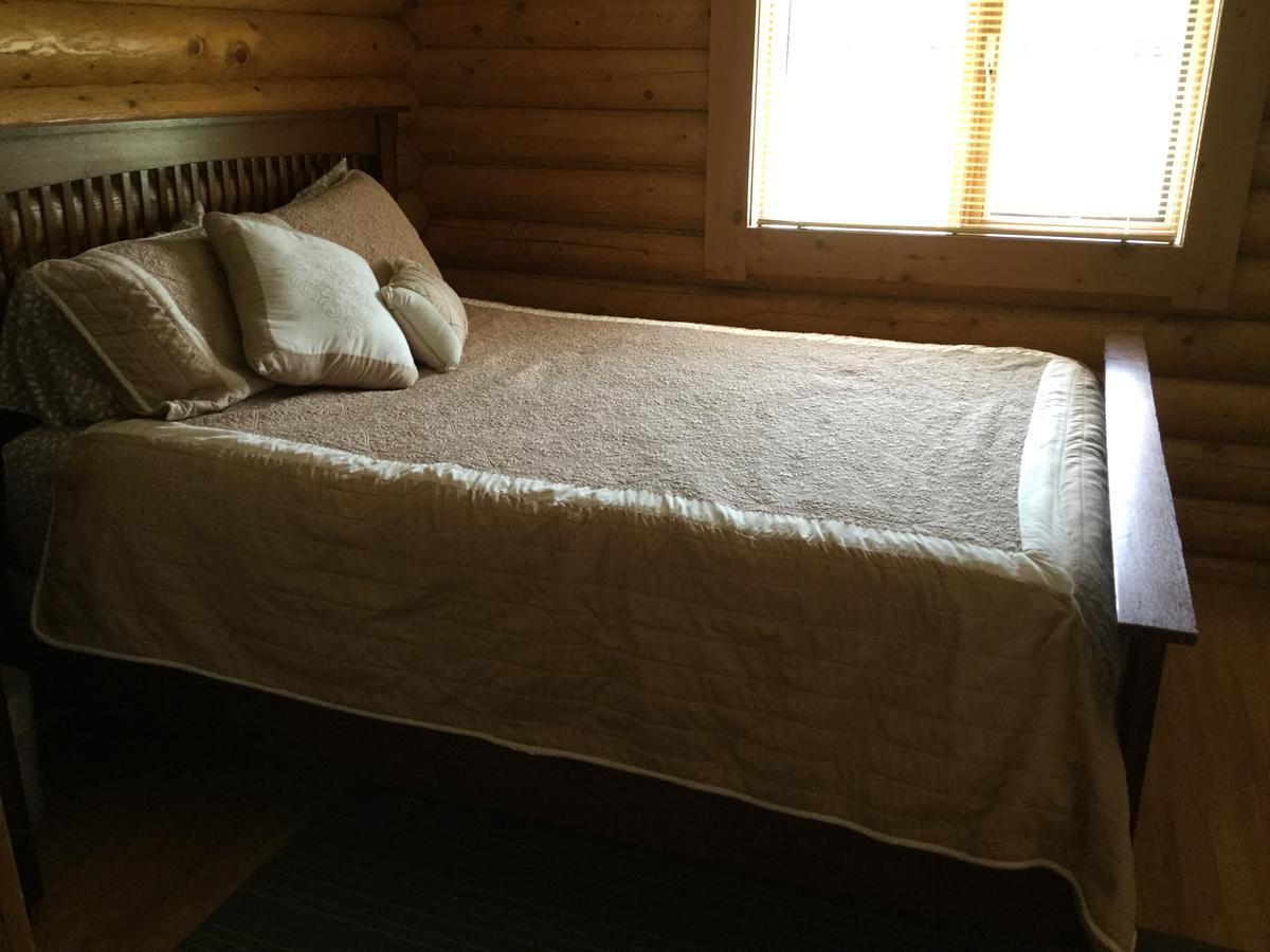 Folding Mountain B & B Форт-Нельсон Экстерьер фото